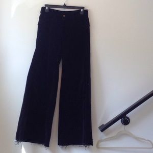 Black belt-bottom slacks.